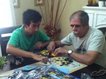 Mi padre y yo armando el set de Lego de la mina.